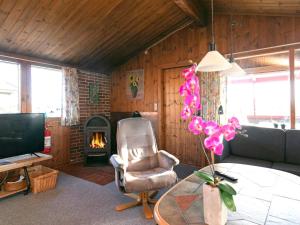 ロッケンにあるThree-Bedroom Holiday home in Løkken 61のリビングルーム(椅子、暖炉付)