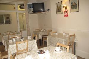 A restaurant or other place to eat at Chiswick Court Hotel - B&B 