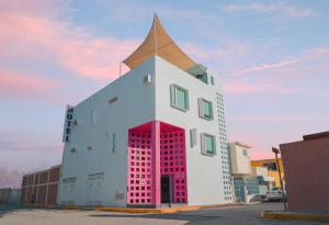 un edificio bianco con il tetto a punta e le finestre rosse di TERRAZA 10 a Tula de Allende