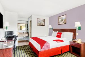 Кровать или кровати в номере OYO Hotel Channelview I-10