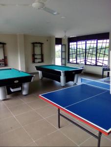 a room with two ping pong tables in it at DoBBY HOUSE APARTAMENTO EN PEÑALISA in Girardot