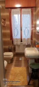 baño con lavabo, aseo y cortinas en Da Celeste a Montegaldella -VI - Italia, en Montegaldella