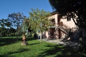 een huis met een trap en een boom in de tuin bij Antonia House in Rosignano Marittimo