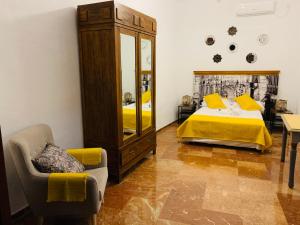 Posteľ alebo postele v izbe v ubytovaní Apartamentos La Casa del Azafrán