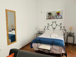 Posteľ alebo postele v izbe v ubytovaní Apartamentos La Casa del Azafrán