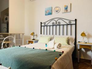 Posteľ alebo postele v izbe v ubytovaní Apartamentos La Casa del Azafrán