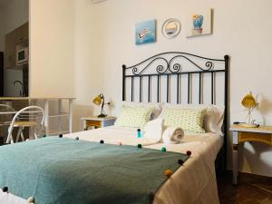 Posteľ alebo postele v izbe v ubytovaní Apartamentos La Casa del Azafrán