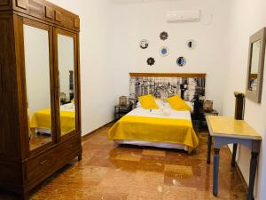 Posteľ alebo postele v izbe v ubytovaní Apartamentos La Casa del Azafrán