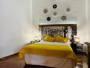 Posteľ alebo postele v izbe v ubytovaní Apartamentos La Casa del Azafrán