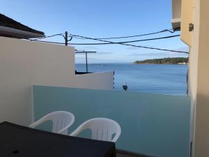 uitzicht op de oceaan vanaf het balkon van een gebouw bij Apartamento PLAYA ESTEIRO in Muros