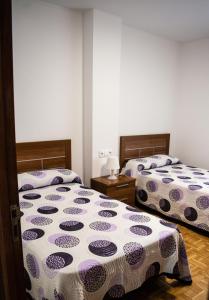 twee bedden naast elkaar in een slaapkamer bij Apartamento PLAYA ESTEIRO in Muros