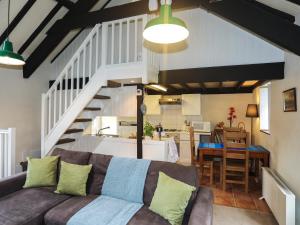 a living room with a couch and a kitchen at Glan Aber in Amlwch