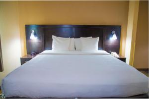 un grande letto bianco in una camera d'albergo di Best Western Plus North Savannah a Port Wentworth
