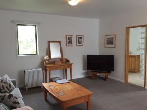 TV a/nebo společenská místnost v ubytování The Gables B&B