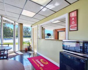 a dining room with a table and a large aquarium at Econo Lodge in Donalsonville