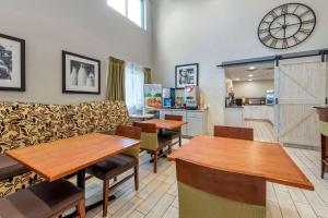 Köök või kööginurk majutusasutuses Quality Inn & Suites Evansville Downtown