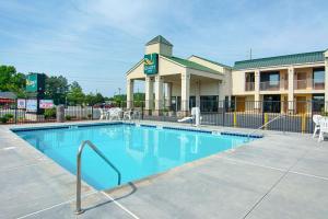 a swimming pool in front of a hotel at Quality Inn Calhoun North I-75 in Calhoun