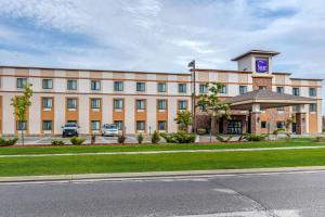 Un gran edificio con un estacionamiento enfrente. en Sleep Inn & Suites Ames near ISU Campus, en Ames