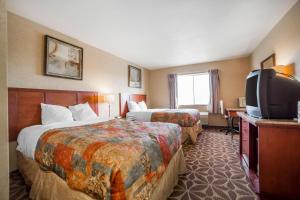 A television and/or entertainment centre at Rodeway Inn & Suites Nampa