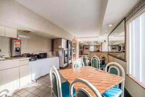 a kitchen and dining room with a table and chairs at Rodeway Inn & Suites Nampa in Nampa