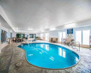 een groot zwembad in een hotelkamer bij Sleep Inn & Suites Washington near Peoria in Washington