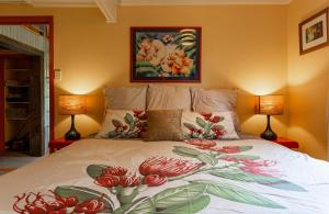 1 cama en un dormitorio con 2 lámparas a ambos lados en Corru Gate en Mapua