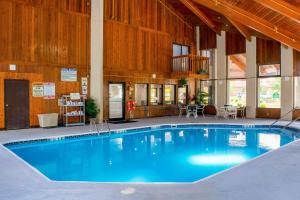 Bazén v ubytování Quality Inn Plainfield - Indianapolis West nebo v jeho okolí