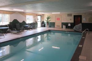 Swimming pool sa o malapit sa Quality Inn Nashville - Bloomington