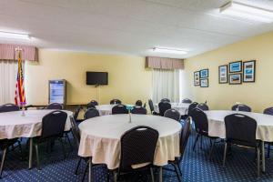 Sala de conferencias con mesas, sillas y TV en Comfort Inn Washington DC Joint Andrews AFB, en Clinton