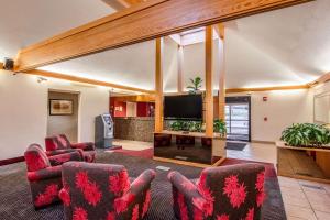 Area lounge atau bar di Country Inn & Suites by Radisson, Muskegon, MI