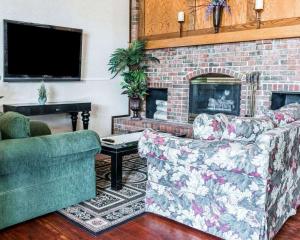 sala de estar con 2 sofás y chimenea en Econo Lodge & Suites, en Cascade