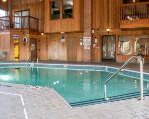 a large swimming pool in front of a building at Quality Inn Hudsonville South in Hudsonville