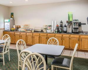 cocina con mesa, sillas y barra en Quality Inn I-94 near Wings Stadium, en Kalamazoo