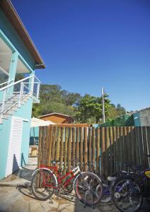 um grupo de bicicletas estacionadas ao lado de uma cerca em Residencial Águas de Bare em São Sebastião