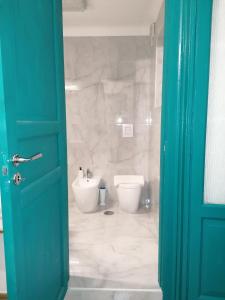 Łazienka z zielonymi drzwiami, umywalką i toaletą w obiekcie CasaCasetta Suite Appartamento Indipendente w mieście Tarent