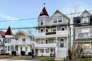 una fila de casas blancas con techos rojos en The Melrose, en Ocean Grove