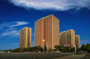 un gruppo di edifici alti in una città di Holiday Inn Express Changsha South Railway Station, an IHG Hotel a Changsha