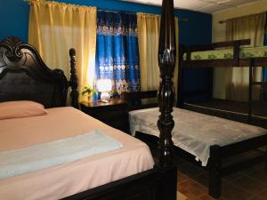 Postelja oz. postelje v sobi nastanitve BlueRock Hostal