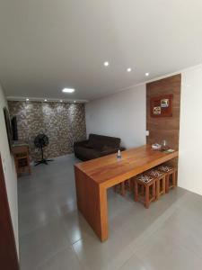 a living room with a wooden table and a couch at Casa em Capitolio in Capitólio