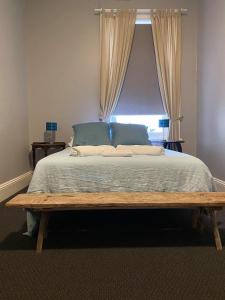 The Grand Hotel Millicent客房内的一张或多张床位