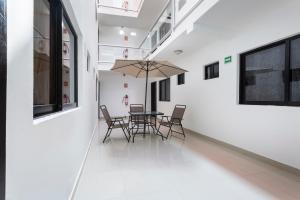 Uma TV ou centro de entretenimento em Hotel Jardín Cancún