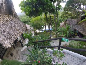 uma vista exterior de um resort com árvores e plantas em Villa Cata Hotel em El Zaino