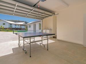 Stolní tenis v ubytování Peace and Paradise - Whitianga Holiday Home nebo okolí