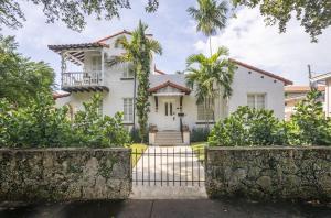 uma casa branca com palmeiras em frente em Casa Coral em Miami