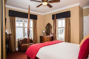 Schlafzimmer mit einem Bett und einem Deckenventilator in der Unterkunft Almondy Inn Bed & Breakfast in Newport