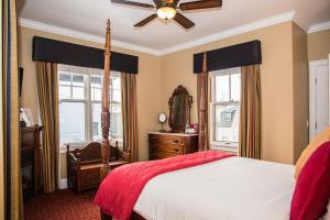 1 dormitorio con 1 cama y ventilador de techo en Almondy Inn Bed & Breakfast en Newport