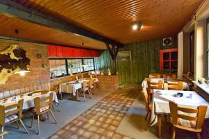 a dining room with tables and chairs in a restaurant at Hotel Landgasthof Puck in Böddenstedt