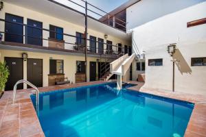 ein Swimmingpool im Hinterhof eines Hauses in der Unterkunft HOTELES CATEDRAL Torreón in Torreón
