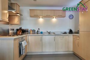 Afbeelding uit fotogalerij van "Clarence Court Newcastle" by Greenstay Serviced Accommodation - Stunning 1 Bed Apt In City Centre With Parking & Balcony-Sleeps 4 - Perfect For Contractors, Business Travellers, Couples & Families - Fast Wi-Fi - Long Stays Welcome in Newcastle upon Tyne