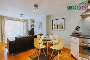 Gallery image of "The Garden Apartment Newquay" by Greenstay Serviced Accommodation - Beautiful 2 Bed Apartment With Parking & Outside Terrace, Close To Beaches, Shops & Restaurants -Perfect For Families, Couples, Small Groups & Business Travellers in Newquay